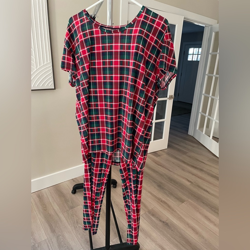 Tommy John Red and Green Plaid Holiday Two-Piece Set women’s size large